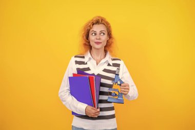 Mikroskop araştırması. Okul biyoloji öğretmeni kadının elinde mikroskop var. Kadın biyoloji öğretmeni. Okula dönelim. Mikroskobu sarı olan öğretmen. Kadınlar için biyoloji bilimi. Biyoloji deneyi.