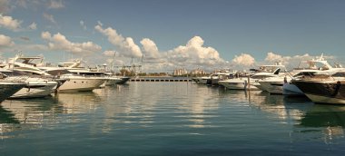 Biscayne Körfezi 'ndeki yat marinasında lüks bir tekne. Yelkenli yat limanına demirlemiş. Yelkencilik ve yat turizmi. Lüks bir yaşam tarzı. Yaz tatilleri. Deniz limanında yat. Yat limanı..