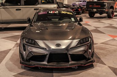 New York City, ABD - 27 Mart 2024: Toyota GR Supra spor araba siyah gri araba New York Uluslararası Otomobil Fuarı, ön görüş.