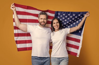 Vatansever çift Independence 'ı onurlandırıyor. Bağımsızlık Günü 'nde Amerikalı bir çift. Amerikan çifti Bağımsızlık Günü ruhunu bayraklarla kucaklıyor. Bağımsızlık Günü tatili. Bayrak tutan Amerikalı çift.