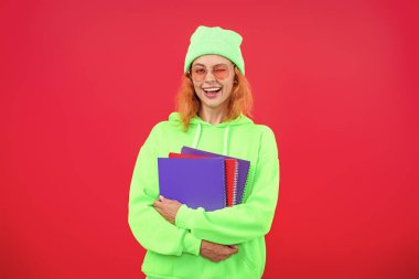 Genç bayan okula geri dönüyor. Bilgi toplama günü. Üniversitede eğitim. Pembe giyinmiş kadın öğrenci. Üniversite hayatı. 1 Eylül. Ders çalışma zamanı. Bilgi ve eğitim. Okul eğitimi. Öğrencilerin hayatı.