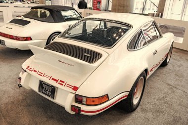 New York City, ABD - 27 Mart 2024: Porsche 911 Carrera RS 2.7 retro supercar Manhattan 'daki Uluslararası Otomobil Fuarı' nda.