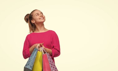 İndirim ve indirim. Satın alma hediyesi. Büyük indirim ve alışveriş. Alışveriş merkezindeki genç kız. Alışveriş çantalı genç kız. Siber Pazartesi alışverişi. Alışveriş yapan kız alışveriş torbasını beyazın üzerinde izole etmiş. Boşluğu kopyala.