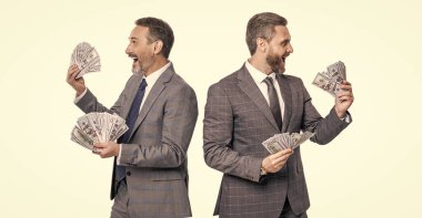 İş adamları maaşlarına zam yapar. Başarılı iş adamları parayı beyaza harcarlar. Başarılı maaş pazarlığı. İki işadamı para sayıyor. iş başarısı ve kazanç. Para gönderme.