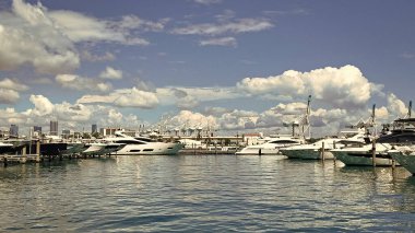 Lüks yat Miami sahil limanında demirlemiş. Yaz marinası, Florida..