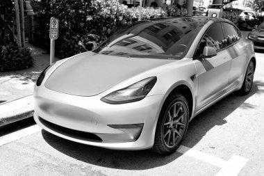 Miami Beach, Florida USA - 14 Nisan 2021: Tesla model turuncu mat 2019, köşe manzaralı. elektrik geçişi.