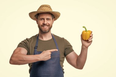 Önlüklü, şapkalı, biberli, beyaz tenli bir adam. işaret parmağı.