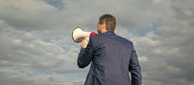 İş adamının arka plan görüntüsü hoparlörle gökyüzü arka planında bağırıyor. propaganda.