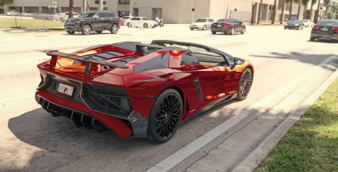 Miami Beach, Florida ABD - 15 Nisan 2021: Kırmızı Lamborghini Bulvarı LP 750-4 SV, arka görüş.