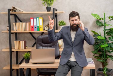 Bir fikrim var. Müdür, cep telefonuyla konuşup parmağını kaldırdı. Bir fikrim var. Evreka. Mobil iletişim. İş çağrısı.