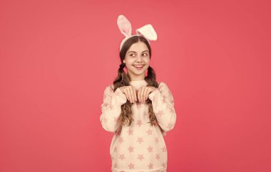 Neşeli ve kaygısız. Paskalya bahar tatili. Mutlu genç kız tavşan kulağı takıyor. Mutlu Paskalyalar. çocukluk mutluluğu. Tavşan kulaklı ve pijamalı çocuk. Eğlence zamanı. sevimli çocuk komik görünüyor..
