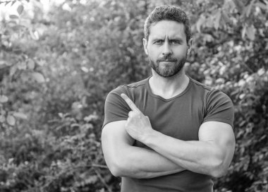 Adam işaret ediyor. Adam fotokopi alanını işaret ediyor. Yetişkin adam dışarıyı işaret ediyor..