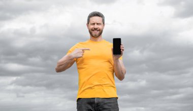 Mutlu adam parmak işareti ile akıllı telefon ekranında kopyalama alanı ile.