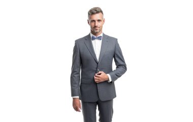 Mavi smokinli kendine güvenen resmi adam beyaz arka planda izole edilmiş..