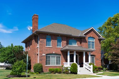 Özel ev mimarisi. Özel konut. Banliyöde bir ev. Özel yerleşim yerlerindeki banliyö evi. Evin dış mimarisi. Mahallede bir ev. Özel konut.