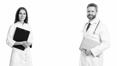 İlaç ve sağlık sigortası. Hastanedeki doktor. İki doktorun reçetesi var. Doktor ve hemşire beyaz panoya izole edilmiş. Dahiliyecisi olan profesyonel bir doktor. Reçete doldur.