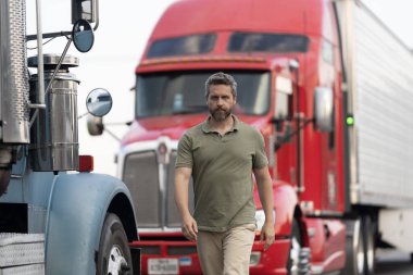 Kamyonun önünde yakışıklı bir şoför. Kamyon sahibi. Kamyon şoförü. Kamyon kamyonunun yanında bir erkek kamyon şoförü. Nakliye araçları. Yarı kamyon aracı. İspanyol kamyoncu adam. Kamyon sahibi.