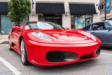 Chicago, Illinois - 29 Eylül 2024: Ferrari 360 Spider kırmızısı. Ferrari 360 caddeye park etmiş. Köşeden bak. Lüks Ferrari 360 Chicago 'da