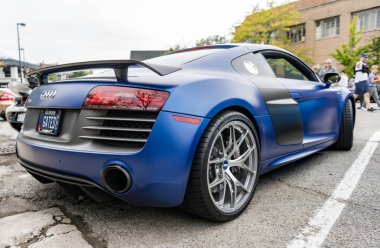 Chicago, Illinois - 29 Eylül 2024 üstü açık Audi R8 Spyder v10. Audi R8 Spyder V10 lüks arabayı sokağa park etmiş. Audi R8 Spyder mavi renk arka görünümü