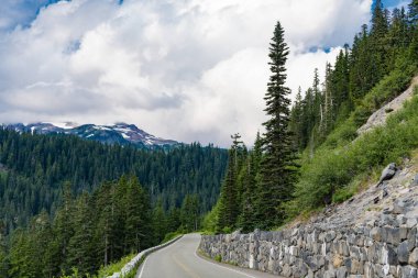 Kuzey Şelaleleri Ulusal Parkı. Yol, dağ manzaralı Diablo Gölü 'ne çıkar. Dağ ve yol manzarası. Seyahat güzergahı. North Cascades Ulusal Parkı 'na peyzaj rotası. Sahne doğası.