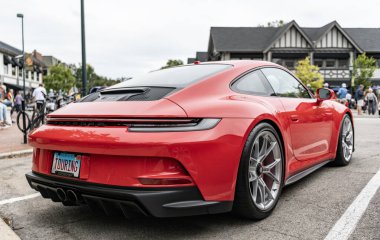 Chicago, Illinois - 29 Eylül 2024: 2023 Porsche 911 GT3 Touring kırmızı rengi. Porsche 911 GT3 turu sokağa park edilmiş. Köşeden bak. Porsche 911 GT3 Chicago turu
