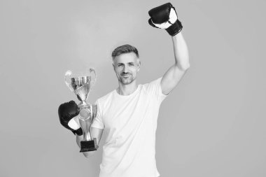 Boks sporunu kazanan sporcu. Başarılı bir spor. Olgun boksör şampiyonu. Başarıyı kutluyoruz. Boks şampiyonu. Spor başarısı ve zafer. Şampiyonlar kupası. Kazanan!.