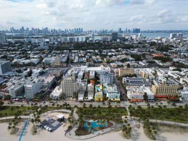 Otel kiralama mimarisi. Lüks bir tatil. Güney sahili manzarası. Lüks mimari. Miami yerleşim bölgesi. Havadan yerleşim alanı. Florida yerleşim bölgesi. Sahil hattı..