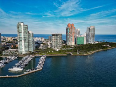 Miami güney sahili manzaralı. Yat kulübü. Marina Miami, Florida 'da. Özel rıhtım. Lüks yatı olan Güney Point Miami marinası. Yaz tatili. Lüks Güney Sahili marinası. Lüks bir yat. Florida gökdeleni.
