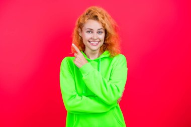 Kapüşonlu kadın koşucu. Pembe üzerine izole edilmiş kız kazağı. Kapüşonlu havalı bir kadın. Şık, sıradan tarzda şık bir kız. Kızıl saçlı manken kapüşonlu ve kot pantolon giyiyor. Buraya bak..