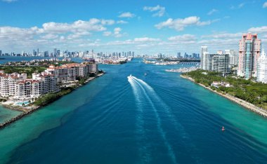 Miami Güney Sahili, motorlu tekne Fisher Adası ile Güney Pointe Parkı arasındaki kanalı geçiyor..