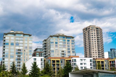 Modern apartman binası. Mahalledeki mimari bina. Şehir manzarası inşa ediliyor. Apartman mimarisi. Konut binasının mimarisi. Konut.