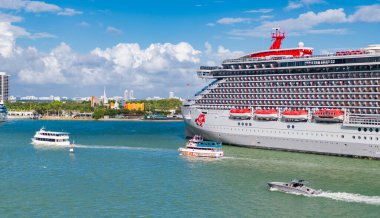 Miami, Florida, ABD - 3 Kasım 2024: Virgin Voyages yolcu gemisi yolculuğu. Yaz tatilinde gemi turu. Bakire Yolculukları hattı. Gemi turu ve deniz seyahati. Gemi Miami sahil limanından ayrılıyor..