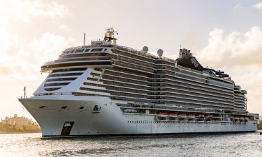 Gemi seyahati. Yaz tatilindeki görkemli gezi manzarası. Gemi turu ve deniz seyahati. Lüks yolcu gemisinde seyahat. Gemi Miami sahil limanından ayrılıyor. Miami turu.