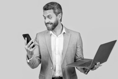 Serbest blog yazarı. Uzaktan kumanda serbest çalışıyor. İş adamı, ofis elbisesi içinde dinleniyor. İş başarısı. Bilgisayarda iş adamı iletişimi. Çevrimiçi çalışan serbest çalışan biri. Başarılı proje.