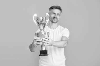 Sporda kazanan sporcu. Başarılı bir spor. Olgun bir sporcu gerçek bir şampiyon. Başarıyı kutluyoruz. Şampiyon. Spor başarısı ve zafer. Şampiyonluk kupasını tutan adam.