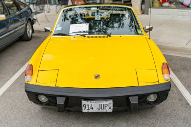 Chicago, Illinois - 29 Eylül 2024: klasik Porsche 9146 sarı renk. Sokağa park edilmiş klasik Porsche 914. Ön manzara. Retro Porsche 914 Coupe Chicago 'da
