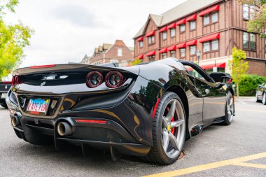 Chicago, Illinois - 29 Eylül 2024: Ferrari F8 Spider veya Tributo siyah rengi. Ferrari F8 Spider ya da Haraççı sokağa park etmiş. Arkadan bak. Lüks Ferrari F8 Örümcek ya da Chicago 'daki haraç