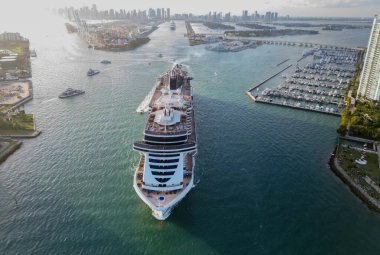 Gemi seyahati. Yaz tatilindeki deniz yolculuğunun havadan görünüşü. Gemi turu ve deniz seyahati. Lüks yolcu gemisi yolculuğunun havadan görünüşü. Gemi Miami sahil limanından ayrılıyor. Miami turu. Lüks marina..