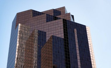 Cam gökdelen. Şehir mimarisi. Ofis binasının mimarisi. Perspektif gökdeleni. Ticari mimari. İş gökdeleni binası. Mimari inşaat işi. Renk ve şekil.