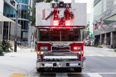 Miami, Florida, ABD - 01 Aralık 2024 İtfaiye aracı, ön görüş. İtfaiye aracının paspası. Tehlikeli madde ekibi. İtfaiye aracı. Miami 'de itfaiye. Dışarıda büyük bir itfaiye aracı..