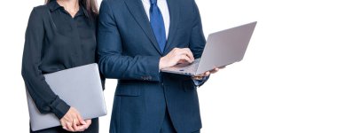 Çevrimiçi çalışan serbest çalışan biri. Online iş iletişimi. Ofisinde dizüstü bilgisayarı olan iş adamları. Uzaktan kumandalı çalışıyor. İş başarısı. Beyazlar üzerinde izole iş adamları. Anlaşmayı bitir..