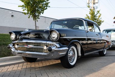 Park Ridge, Illinois, ABD - 22 Ağustos 2024 Chevrolet Bel Air 'in siyah arabası. 1957 Chevy Bel Air. Otomobil fuarında park edilmiş siyah araba, köşe manzaralı. Chevrolet Bel Air retro araba.