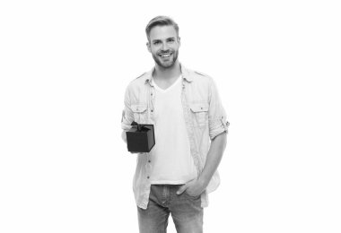 Erkekler Sevgililer Günü için hediye verir. Sevgililer günün kutlu olsun. Erkekler günü. Aşık neşeli bir adam beyazlar içinde. Randevu için romantik bir hediye. Erkekler günü için hediye. 14 Şubat 'taki adam. İkramiye ödülü.