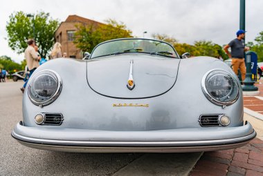 Chicago, Illinois - 29 Eylül 2024: klasik Porsche 356 Speedster gümüş rengi. Caddeye park edilmiş klasik Porsche 356 Speedster. Ön manzara. Retro Porsche 356 Speedster üstü açık Coupe