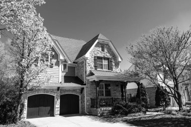 Amerika 'nın varoş mahallesinde garajı olan bir ev mimarisi..