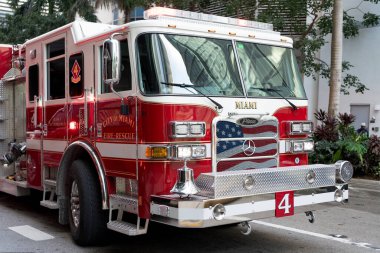 Miami, Florida, ABD - 01 Aralık 2024: büyük itfaiye aracı açık havada. İtfaiye aracı, köşe manzaralı. İtfaiye aracının paspası. İtfaiye aracı. Miami 'de itfaiye. İtfaiye görevi.