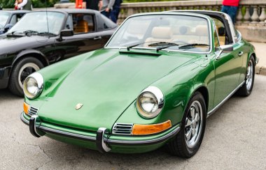 Chicago, Illinois - 29 Eylül, 2024: 1972 Porsche 911T Targa Coupe yolda. Chicago 'da yeşil metalik Porsche 911T Targa.