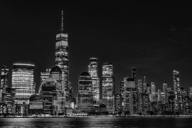 Metropolitan şehri New York, Manhattan 'ın gökdelen manzarası. Gökdelen mimarisi olan Manhattan şehir manzarası. New York 'un gece silueti olan Manhattan. New York 'un Manhattan' ı.