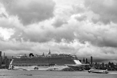 New York, ABD - 11 Temmuz 2023: New York 'ta Manhattan' ın yanında Norveçli Neşe Yelkenlisi yolcu gemisi. New York Manhattan 'ın Skyline' ı Hudson Nehri yolcu gemisi NCL 'de seyrediyor..