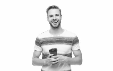 Günlük tişörtlü, elinde bir fincan kağıt kahve tutan genç bir adam. Sabahları sıcak çay içersin. Kahveyle rahatlayan bir adam. Paket kahve fincanı. Milenyum adamı bir fincan kahvenin tadını çıkarıyor.